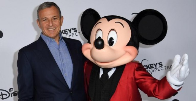 El consejero delegado de Disney, Bob Iger, junto a Mickey Mouse. - AFP