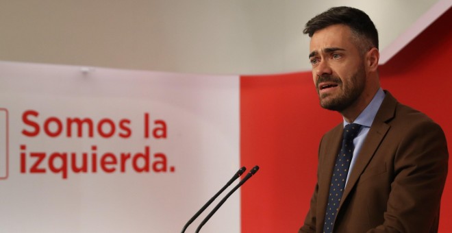 El portavoz adjunto del Comité Electoral del PSOE, Felipe Sicilia, ofrece una rueda de prensa tras la reunión del Comité Electoral del partido en Ferraz. EFE/ J.J.Guillén