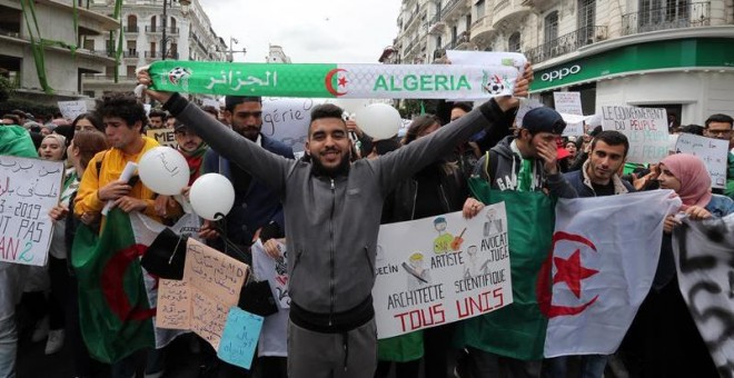 Protesta estudiantil contra Abdelaziz Buteflika en Argel (Argelia). - EFE