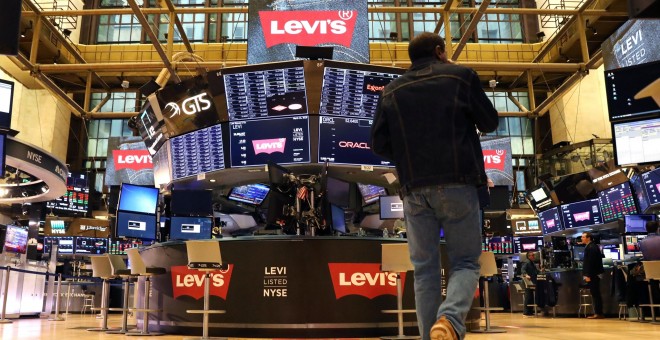 El logo de la marcha de ropa vaquera Levi Strauss en el patio de negociación de la Bolsa de Nueva York (NYSE según sus siglas en inglés), en Wall Street, en el primer día de su vuelta al mercado bursátil. REUTERS/Brendan McDermid