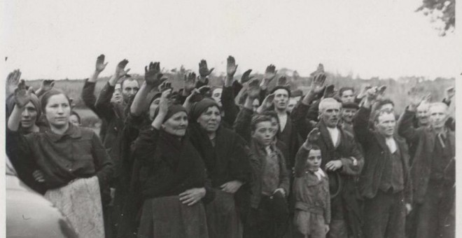 Vecinos de Sobrado dos Monxes durante una visita de Franco en 1938.- BNE