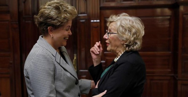La alcaldesa de Madrid, Manuela Carmena, saluda a la expresidenta brasileña Dilma Rousseff, de visita en la capital para participar en un debate sobre los derechos humanos en América Latina. - EFE