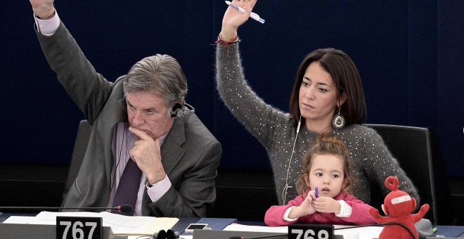La antigua eurodiputada Licia Ronzulli con su hija Victoria durante una sesión del Parlamento Europeo en noviembre de 2013  | AFP/ Frederick Florin