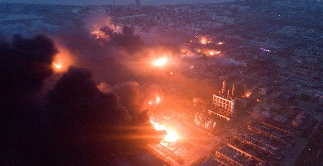 Imagen aérea del incendio causado por la explosión. - REUTERS