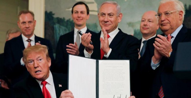 Trump enseña el documento sobre los Altos del Golán ante la evidente satisfacción del primer ministro israelí, Benjamin Netanyahu. (CARLOS BARRIA | EFE)