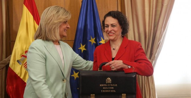 La ministra de Trabajo, Magdalena Valerio, recibe de manos de su predecesora, Fátima Báñez, la cartera del Departamento.