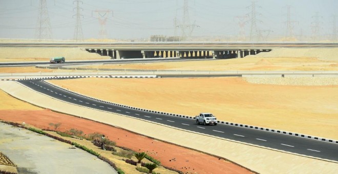 Varios vehículos en carreteras de nueva construcción en la nueva capital administrativa de Egipto, ubicada a 45 kilómetros al este de El Cairo. - MOHAMED EL-SHAHED / AFP