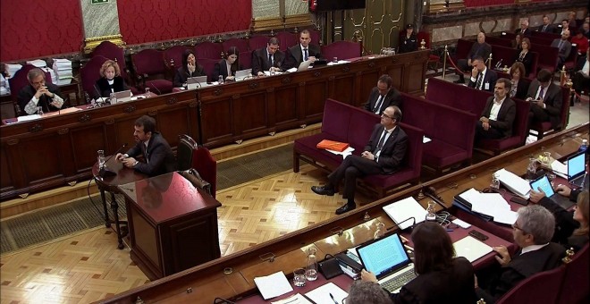 El comisario de los Mossos Ferran López (i), durante su comparecencia en el juicio del procés. | EFE