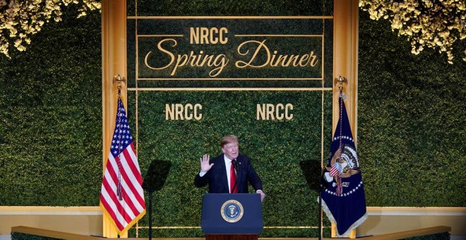 El presidente de los Estados Unidos, Donald Trump, habla en la cena anual de primavera del Comité del Congreso Nacional Republicano, en Washington. REUTERS / Joshua Roberts