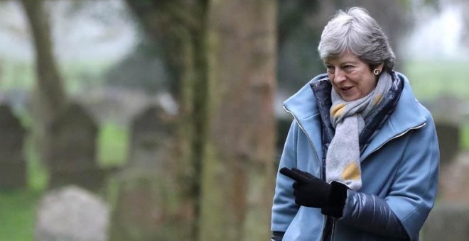 Theresa May posa ante la prensa al salir de misa. (SIMON DAWSON | EFE)