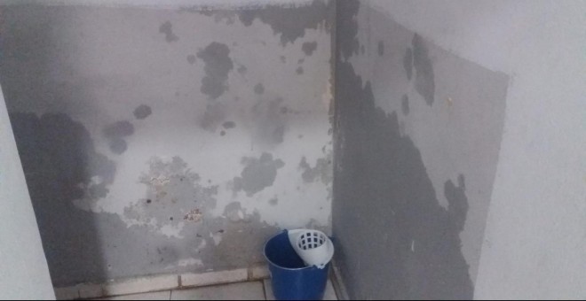Las humedades de una de las pareDes del piso de acogida de la Fundación Diagrama donde residen diez menores marroquíes tutelados por la Comunidad de Madrid.- FUNDACIÓN RAÍCES