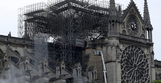 Bomberos trabajan en la catedral de Notre Dame. - REUTERS