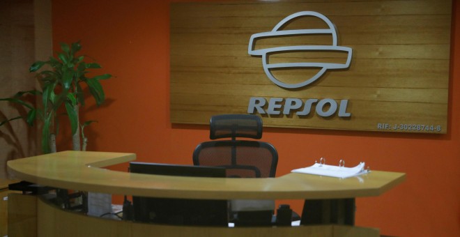 El logo de Repsol en sus oficinas en Caracas. REUTERS/Carlos Garcia Rawlins