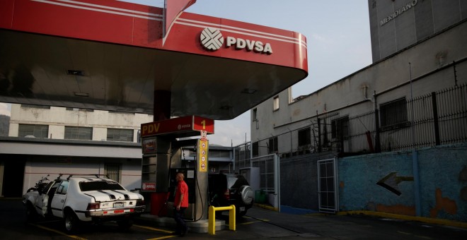 Una estación de servicio de la petrolera venezolana PDVSA en Caracas. REUTERS/Marco Bello