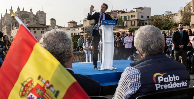 El presidente nacional del Partido Popular y candidato a la Presidencia del Gobierno, Pablo Casado interviene durante un mitin en Palma de Mallorca. EFE/CATI CLADERA