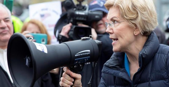 La candidata demócrata a la presidencia estadounidense Elizabeth Warren (d) participa en un acto de campaña en Somerville, Massachusetts (Estados Unidos), este viernes. EFE/ Cj Gunther