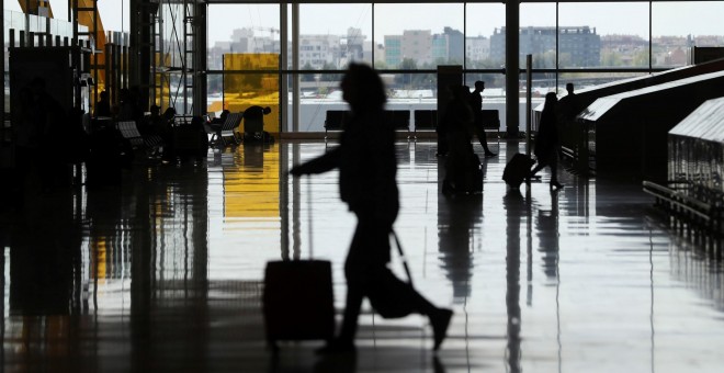 17/04/2019.- Movimiento de viajeros en el aeropuerto de Madrid-Barajas Adolfo Suárez. / EFE - J.J. GUILLÉN