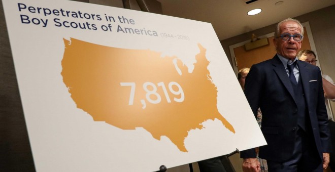 El abogado Jeff Anderson habla durante una conferencia de prensa acusando a los Boy Scouts of America de albergar a miles de abusadores sexuales en Nueva York. Reuters