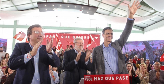 El presidente del Gobierno, Pedro Sánchez, junto al presidente de la Junta de Extremadura, Guillermo Fernández Vara (i), y al expresidente extremeño Juan Carlos Rodríguez Ibarra (c) durante un acto de campaña electoral, en Badajoz. EFE/ Jero Morales