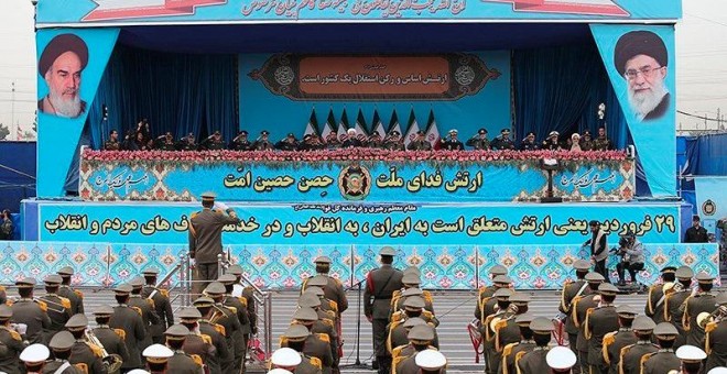 El presidente iraní, Hassan Rouhani, pronuncia un discurso durante la ceremonia del desfile del Día Nacional del Ejército en Teherán. | Reuters