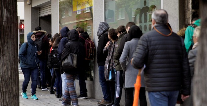 25/04/2019.- Decenas de personas hacen cola en una oficina de Correos de la capital, para poder votar por correo en las elecciones del próximo 28A. / EFE - Carlos Pérez