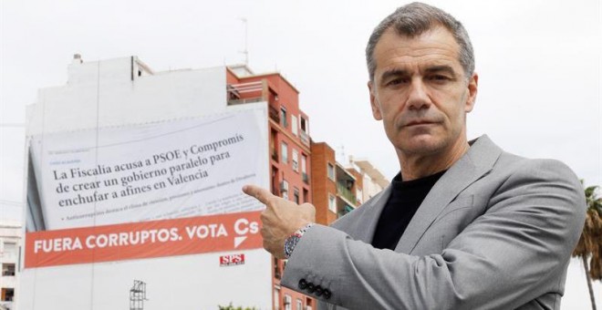 23/04/2019.- El candidato de Ciudadanos a la Generalitat, Toni Cantó, ante el cartel que han colgado para denunciar la corrupción. EFE/Kai Försterling