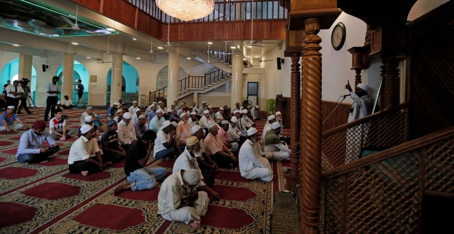 26/04/2019 - Musulmanes asisten a una de las oraciones de los viernes en una mezquita en Colombo (Sri Lanka) el 26 de abril de 2019 | REUTERS / Dinuka Liyanawatte