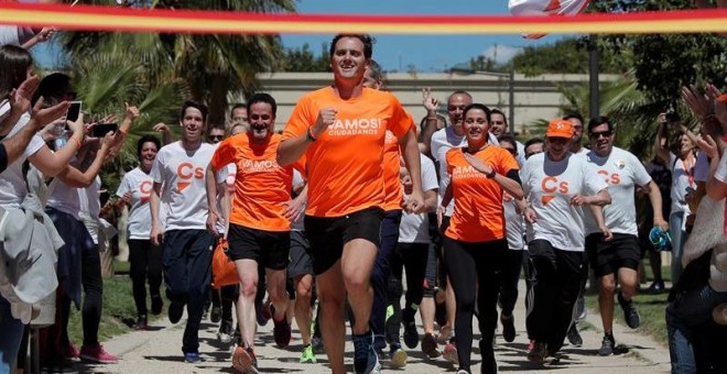 Albert Rivera, durante la carrera que ha organizado su partido en Valencia. - EFE