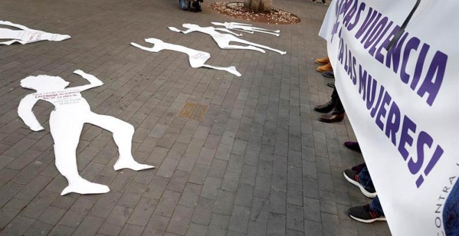 Protesta en Santa Cruz de Tenerife del foro contra la violencia de género de Tenerife en repulsa por el asesinato de una mujer y su hijo a manos del marido. (RAMÓN DE LA ROCHA | EFE)