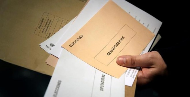 Una mujer con la documentación necesaria para votar por correo. (CARLOS PÉREZ | EFE)