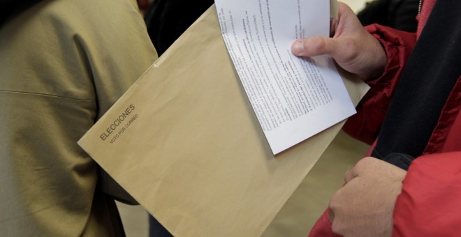 Una persona porta un sobre del voto por correo para las elecciones del próximo 28-A mientras espera su turno en una oficina de Correos de Madrid. EFE/Carlos Pérez