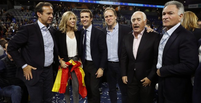 26/04/2019. El candidato a la presidencia del Gobierno por el PP, Pablo Casado, acompañado por su esposa Isabel Torres, el expresidente de Colombia Andrés Pastrana (2d), y y el candidato popular Daniel Lacalle (3d) durante el acto de cierre de campaña en