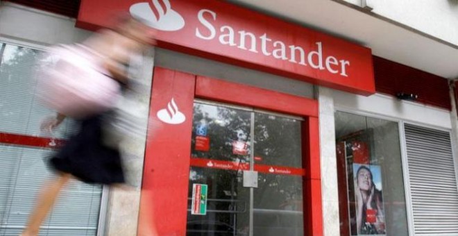 Imagen de una sucursal de Banco Santander, que explorará un ERE tras la integración de Banco Popular / EFE