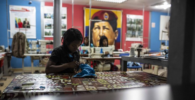 Una trabajadora de la textilería de la Comuna el Panal 2021, en la parroquia del 23 de Enero de Caracas.- JAIRO VARGAS