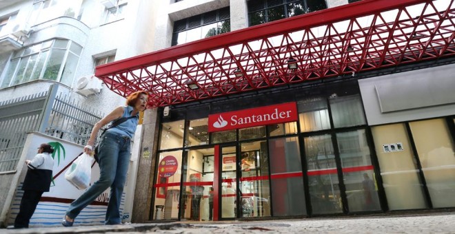 Una mujer pasa por delante de una sucursal de Banco Santander en Rio de Janeiro. REUTERS/Sergio Moraes