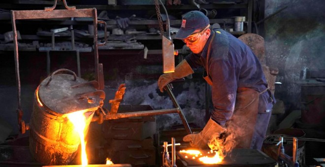Un trabajador de la planta siderúrgica de Mugarri Fundiciones, en Manaria, cerca de Bilbao. REUTERS/Vincent West