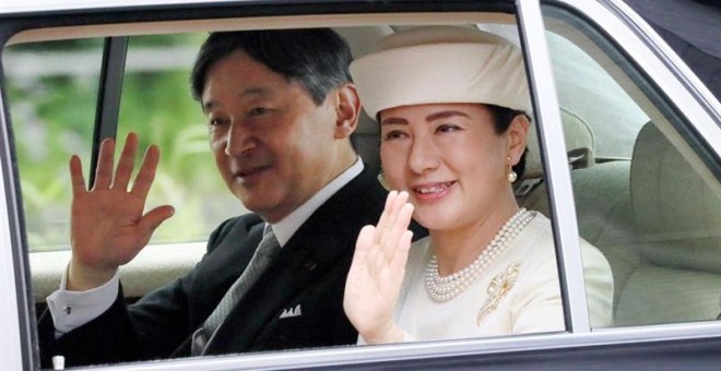 El nuevo emperador de Japón, Naruhito, y su esposa la emperatriz Masako (d) saludan a su llegada al Palacio Imperial, este miércoles, en Tokio (Japón). /EFE