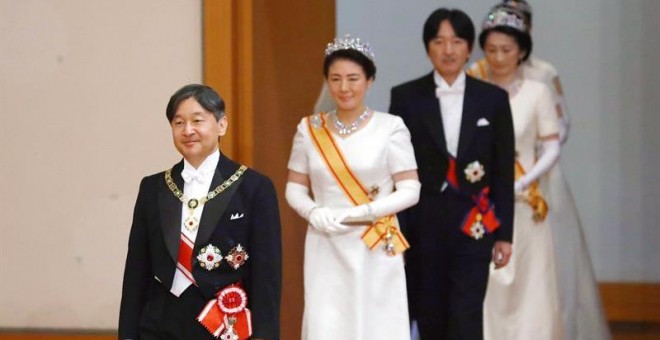 El nuevo emperador japonés Naruhito (i) y la emperatriz Masako (2i) asisten a la 'Sokui-go-Choken-no-gi', o Primera audiencia después de la Adhesión al trono. /EFE