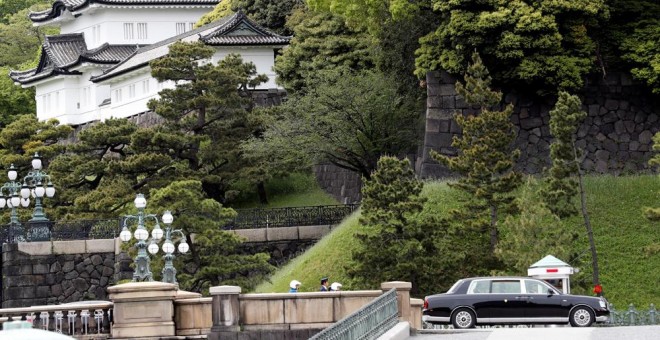 El coche oficial del emperador Naruhito abandona el Palacio Imperial de Tokio. /REUTERS