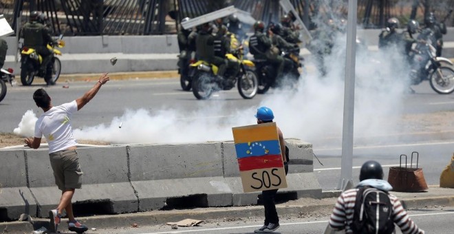 01/05/2019 - Enfrentamientos entre uniformados y manifestantes en una nueva jornada de protestas en Venezuela. / REUTERS - Manaure Quintero