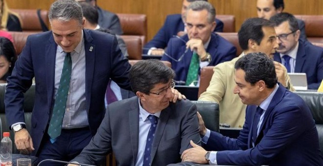 02/05/2019.- El presidente andaluz Juanma Moreno (d), el vicepresidente Juan Marín (c), y el consejero de Presidencia Elías Bendodo (i), se felicitan tras la aprobación en el pleno del Parlamento de Andalucía para reformar el Estatuto de Autonomía. / EFE