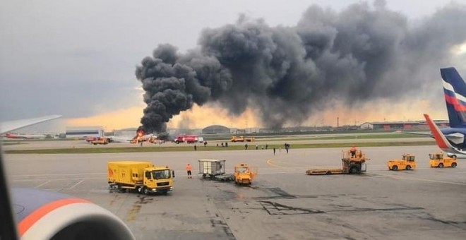 El avión, en llamas, tras aterrizar de emergencia en el aeropuerto de Cheremetievo en Moscú. (REUTERS)