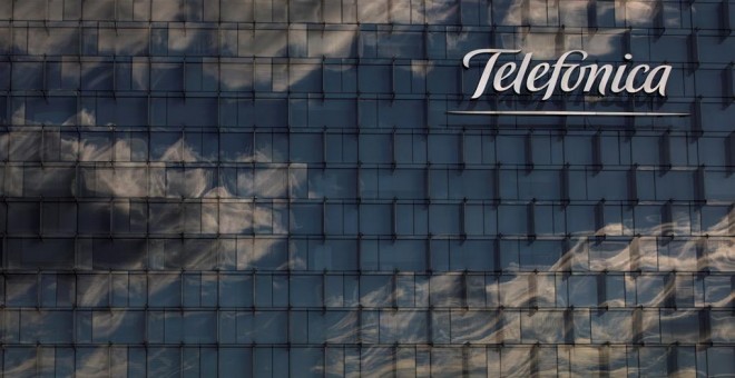 El logo de Telefónica en la sede de la operadora en la zona norte de Madrid. REUTERS/Juan Medina