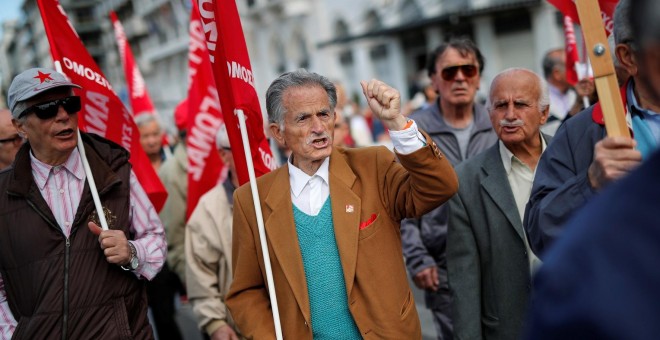 Un jubilado grita consignas durante un mitin organizado por el PAME, afiliado a los comunistas, que conmemora el 1 de Mayo en Atenas. | Reuters