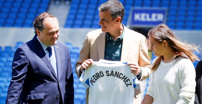 El presidente del Gobierno, Pedro Sánchez, junto al presidente de la Real Sociedad, Jokin Aperribay, y la capitana del equipo, Sandra Ramajo, en el estadio de Anoeta de San Sebastián, a donde ha acudido para felicitar a las jugadoras de la Real Sociedad t