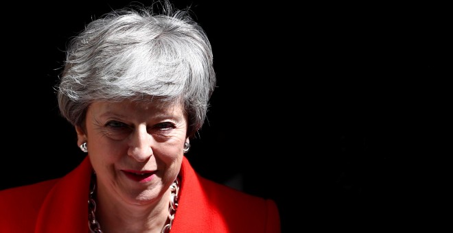 15/05/2019 - La primera ministra británica, Theresa May, saliendo de Downing Street en Londres. / REUTERS - HANNAH MCKAY