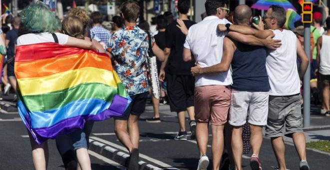 Celebración del día del orgullo LGTBI en las calles de Barcelona. QUIQUE GARCIA (EFE)