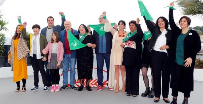 El director Juan Solanas junto al casting de la película 'Que sea ley' que se presentó en Cannes / EFE/EPA/ Guillaume Horcajuelo