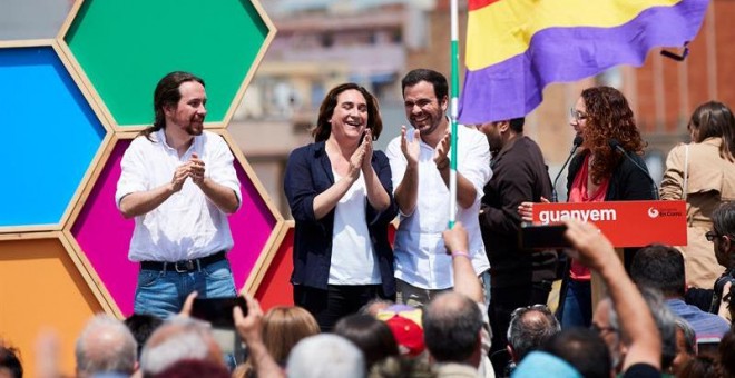 Pablo Iglesias y Alberto Garzón acompañan a la alcaldesa Ada Colau en el mitin de Barcelona / EFE Alejandro García