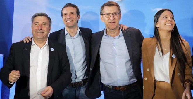 El presidente del PP, Pablo Casado (2i) y el líder del PP gallego, Alberto Núñez Feijóo (c), acompañado por el alcalde y candidato a la reelección, Manolo Ruiz Rivas (i), y la número dos a la alcaldía, Ana Ruiz (d) participan en un acto electoral esta mañ